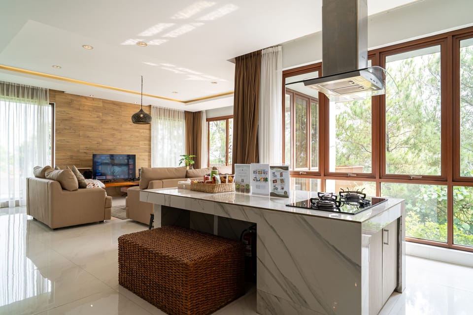 Family Villa (7 Bedrooms) | Shared kitchen facilities | Full-size fridge, microwave, oven, stovetop