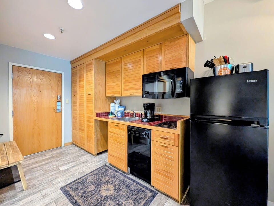 Fully equipped Kitchenette!