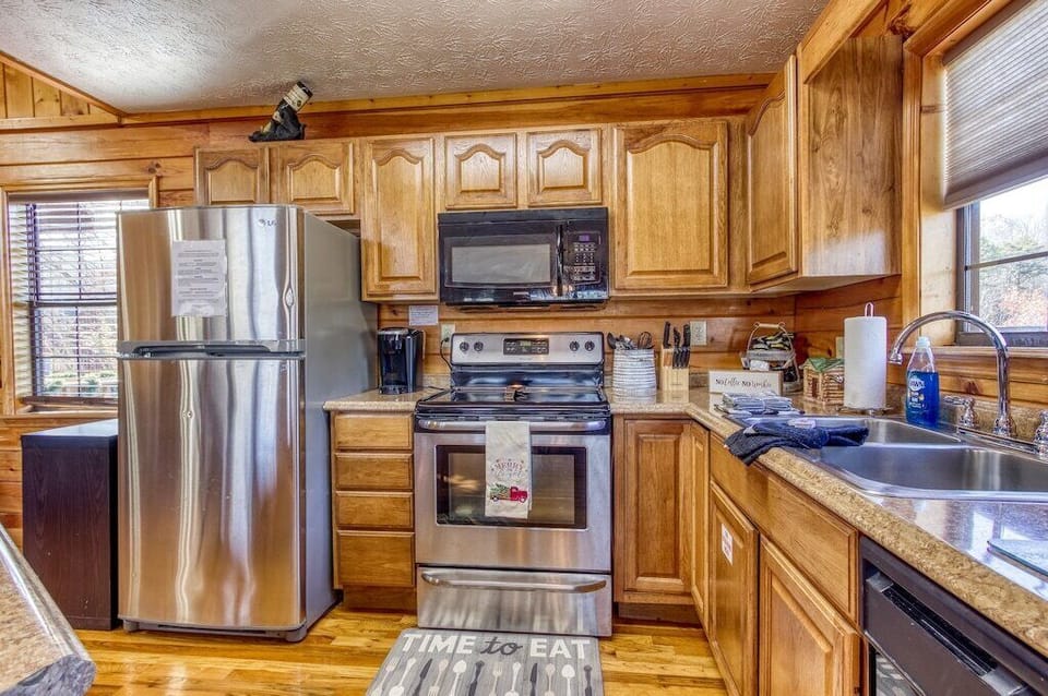 Twin Mountain's fully equipped kitchen