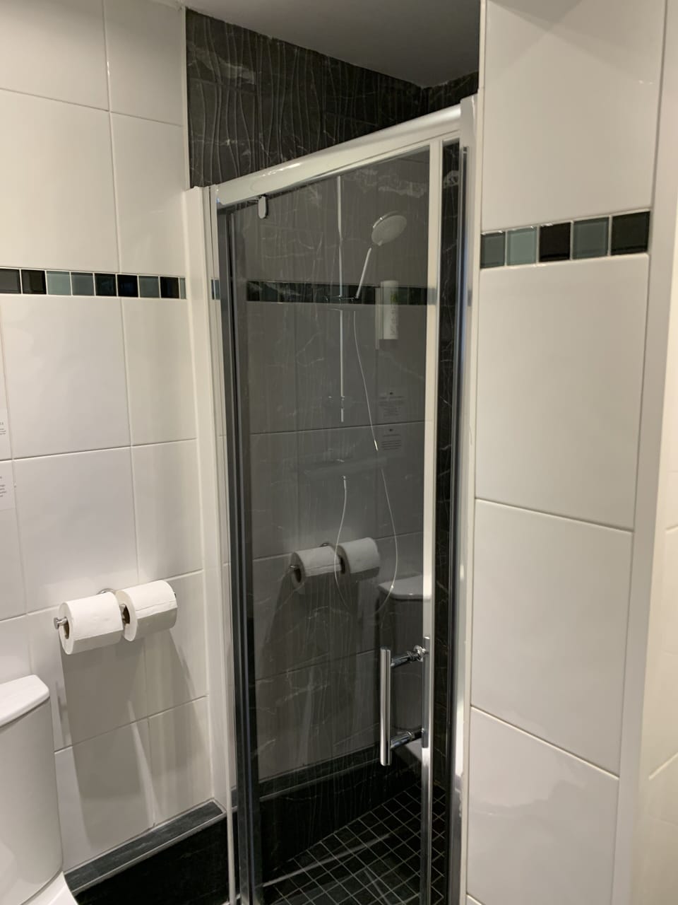 Twin Room | Bathroom | Shower, free toiletries, hair dryer, towels