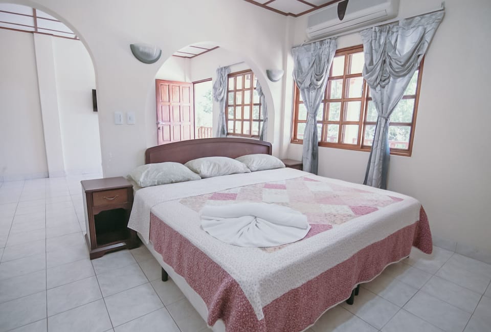 Suite | In-room safe, desk, laptop workspace, blackout drapes