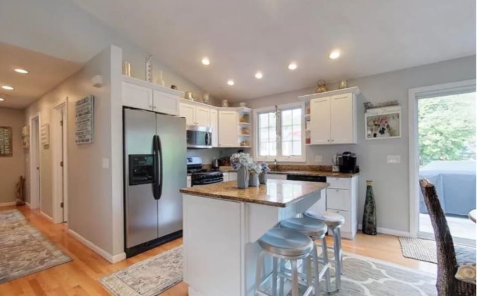 Open kitchen, addtional seating at island