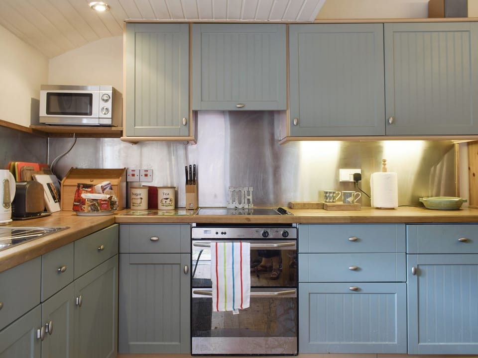 Well-equipped kitchen with dining space | Hill View House - Hillview Holidays, Aberfeldy