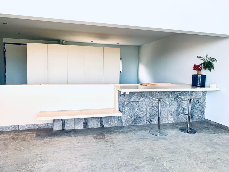 MINOTTI KITCHEN IN PERLINO WHITE MARBLE