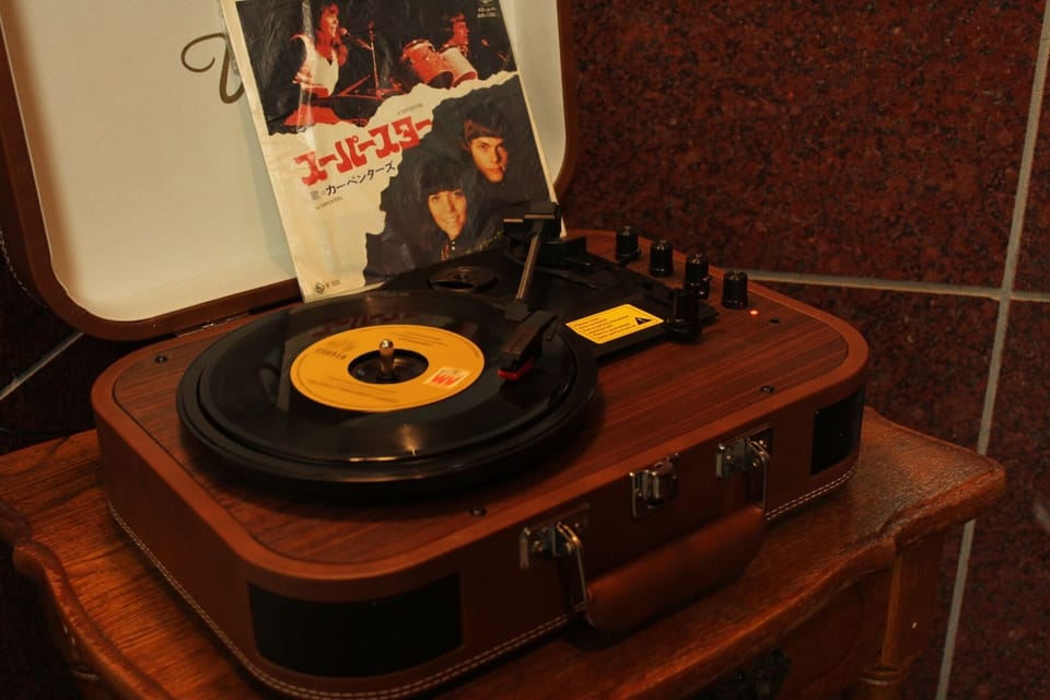 You can listen to the attached record on the record player. Can also be used as a speaker by connecting with Bluetooth