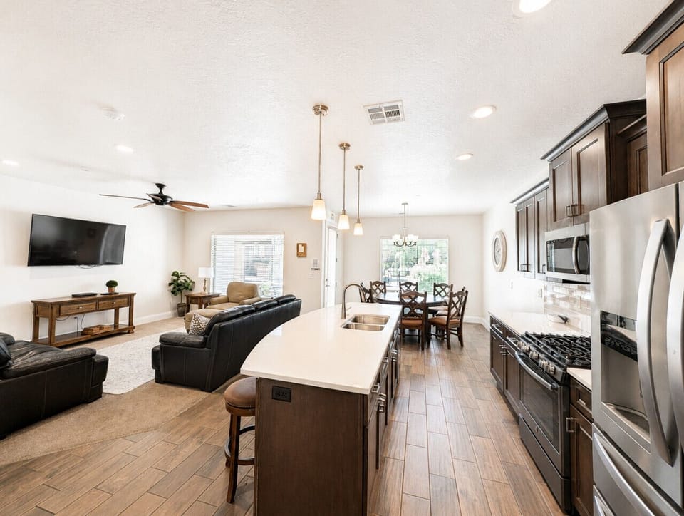 Open kitchen/dining