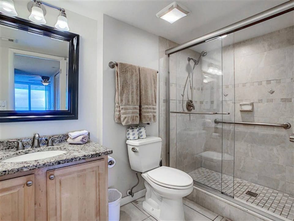 Main Bedroom's Bathroom
