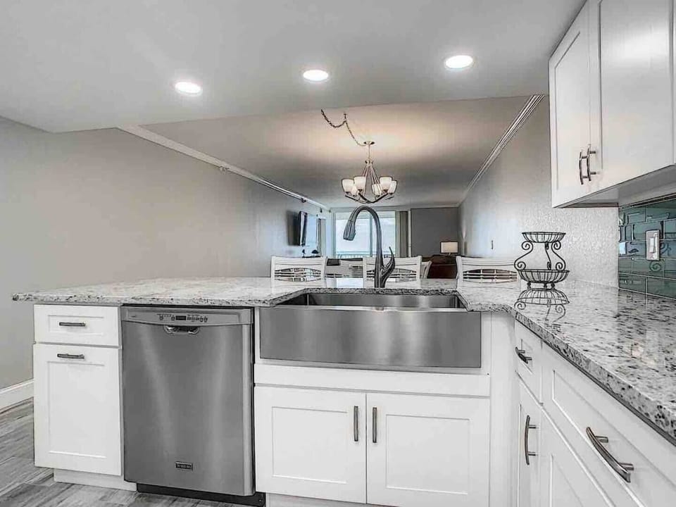Farmhouse sink & Full-sized dishwasher