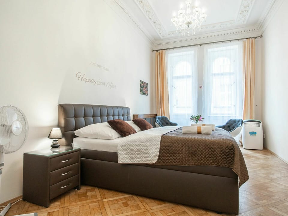 Room, Interior Design, Floor, Wood, Property, Flooring, Wall, Textile, Home, Furniture