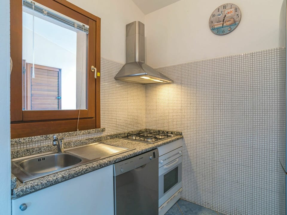 Kitchen Sink, Tap, Cabinetry, Plumbing Fixture, Sink, Property, Building, Countertop, Window, Interior Design
