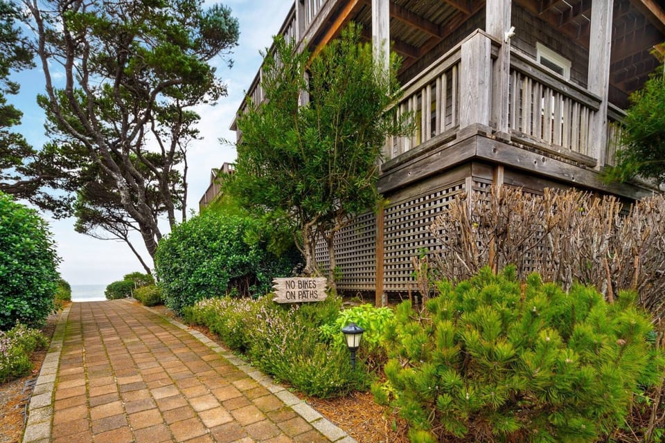 Costa Bella is located in the Bella Beach neighborhood of Depoe Bay, and is right next to the beach access stairway.