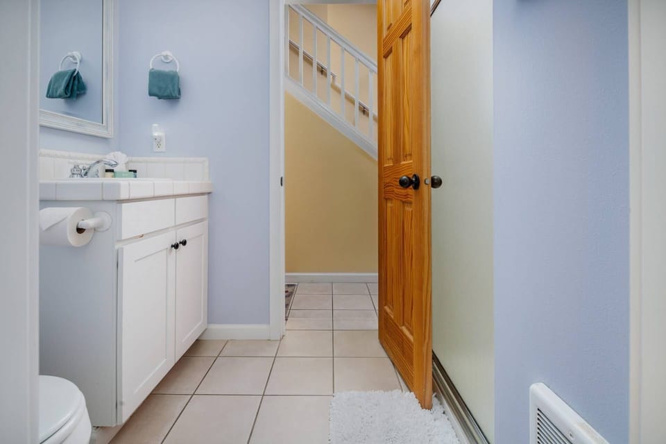 "Property and neighborhood are amazing, right next to the beach, plenty of dishes and other kitchen appliances, everything super clean." - Robert
