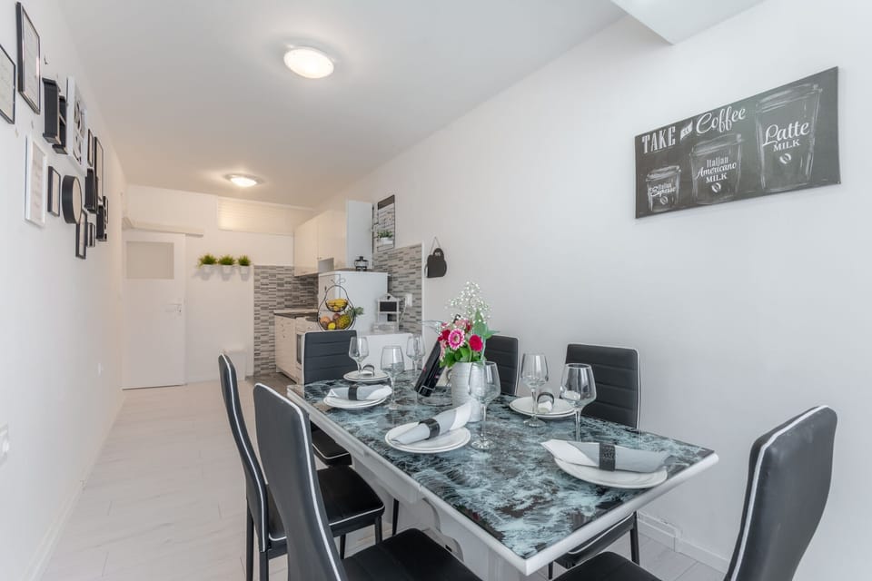 Apartment (Two Bedroom Apartment with Balcony) | Dining room