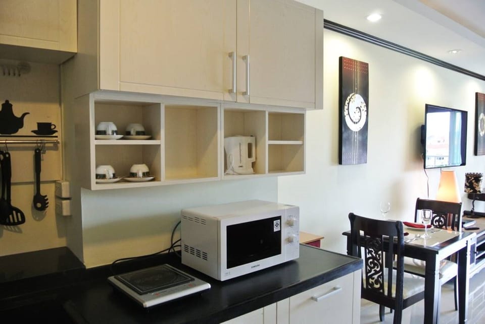 Studio | Private kitchen | Fridge, microwave, stovetop, electric kettle