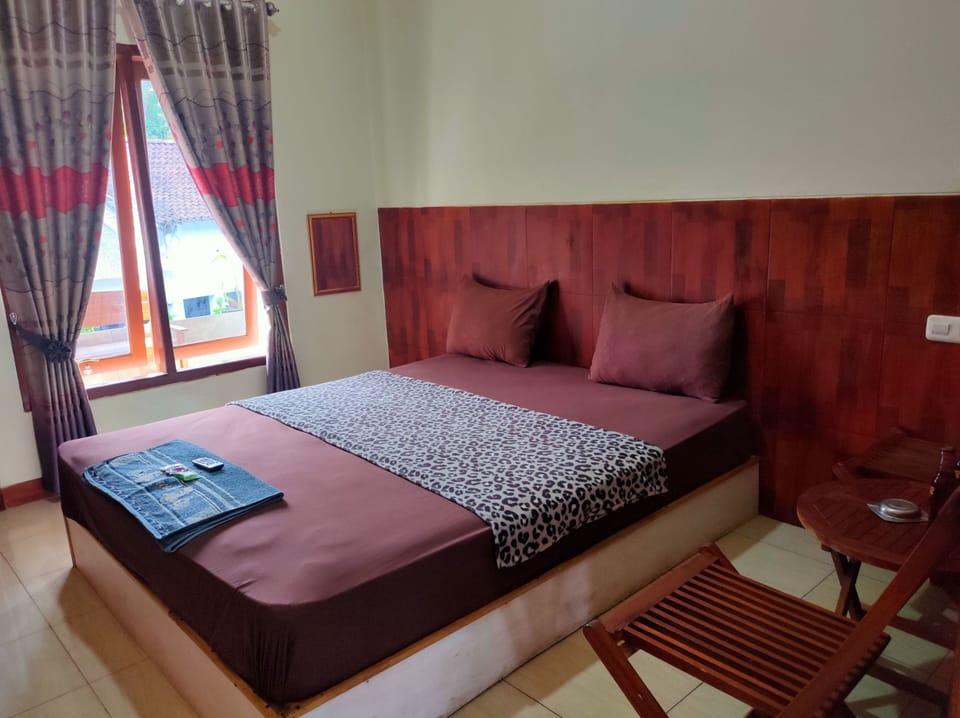 Superior Room | Desk, bed sheets