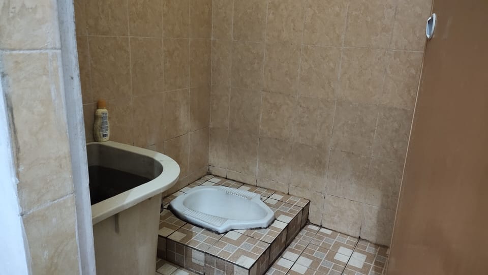 Standard Single Room | Bathroom | Shower, free toiletries