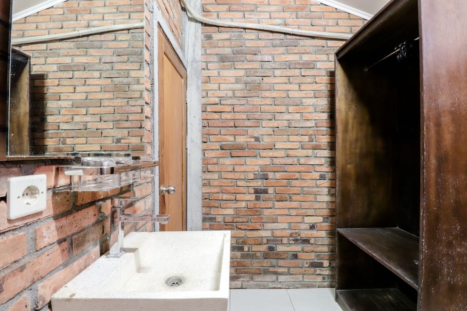 Superior Room | Bathroom | Shower, bidet, towels