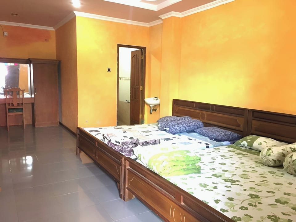 Family Room | Desk, free WiFi, bed sheets