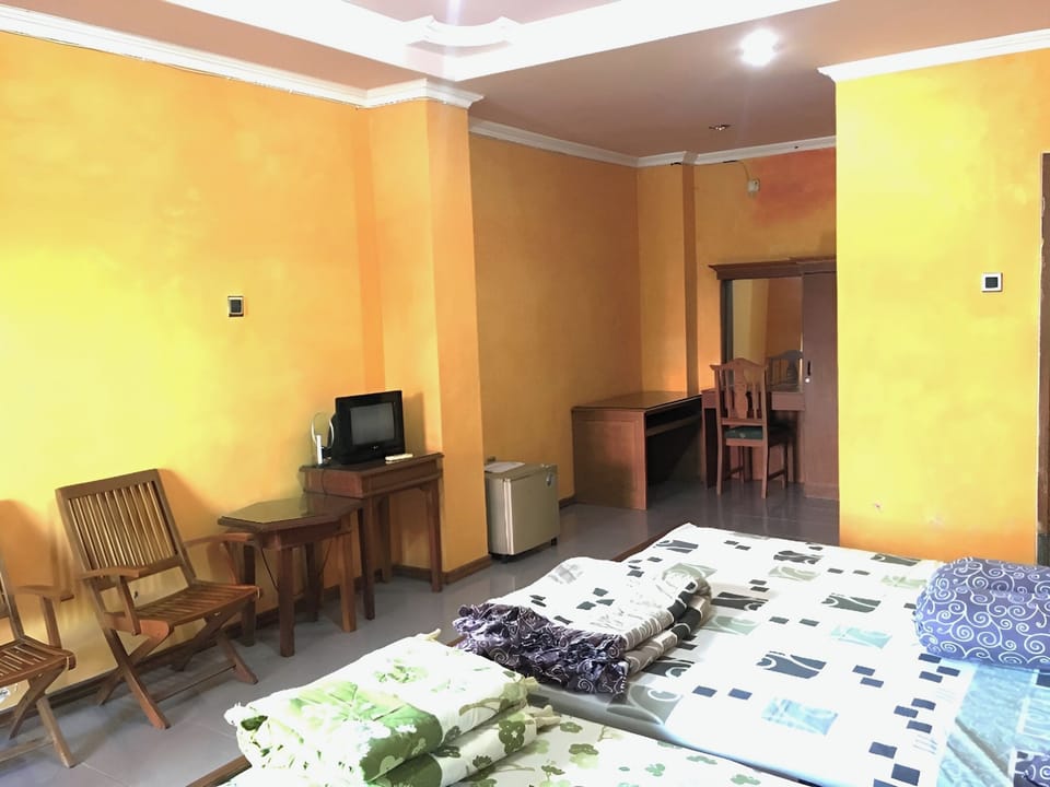 Family Room | Desk, free WiFi, bed sheets