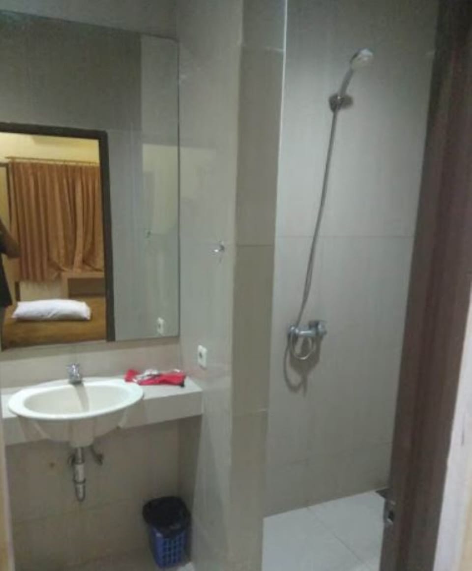 Standard Room | Bathroom | Shower, free toiletries