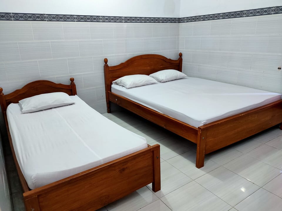 Family Room | Desk, free WiFi, bed sheets