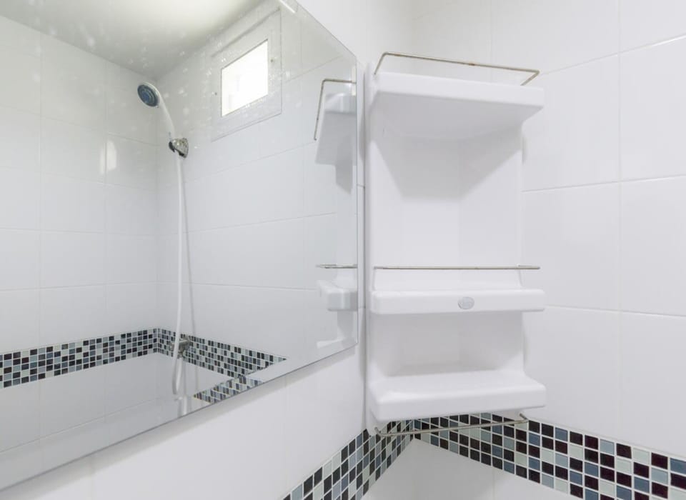 Deluxe Double Room | Bathroom | Shower, rainfall showerhead, bidet, towels