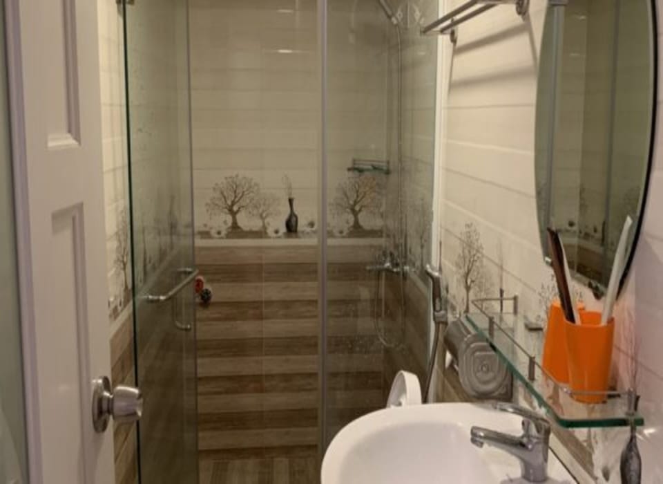 Superior Double Room, 1 Queen Bed | Bathroom | Shower, rainfall showerhead, slippers, bidet