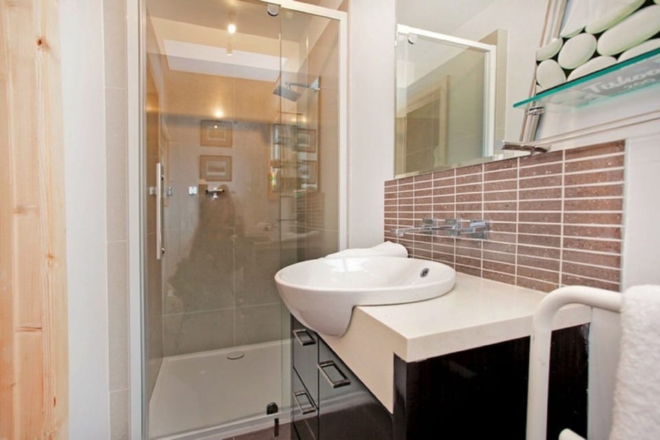 Studio | Bathroom | Shower, free toiletries, hair dryer, towels