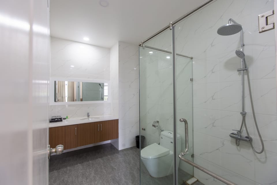 Superior Double Room | Bathroom | Shower, free toiletries, hair dryer, slippers