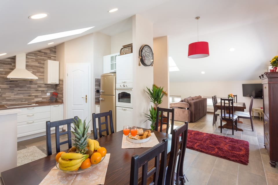 Apartment (Three Bedroom Apartment with Terrace) | In-room dining
