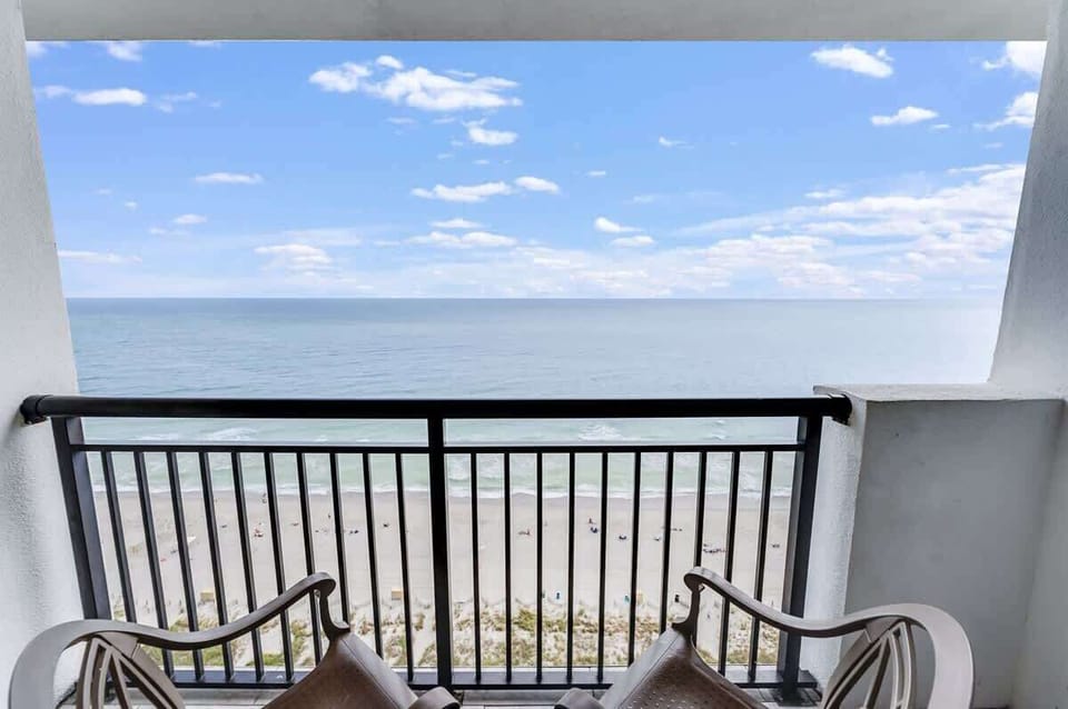 Balcony with Amazing Views of the Ocean