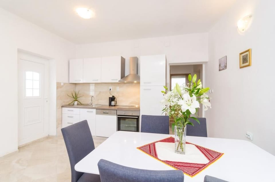 Villa (TwoBedroom Villa with Terrace and Swi) | In-room dining
