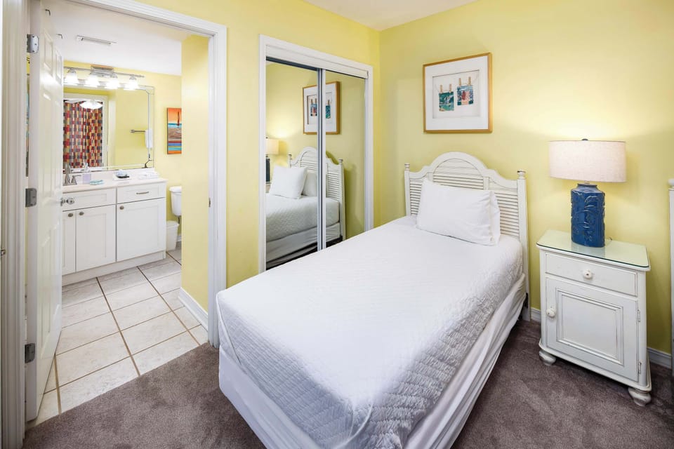 Third bedroom with twin beds