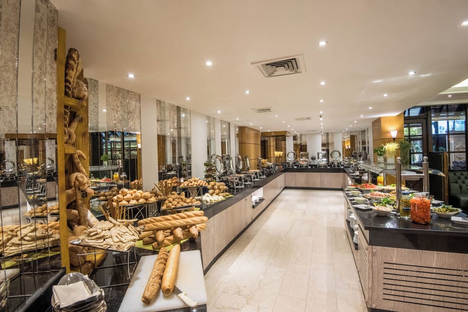 5 restaurants; breakfast, lunch, and dinner served