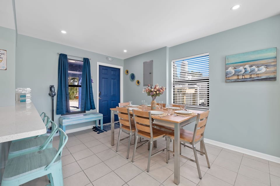 Seating for 6 in the dining room