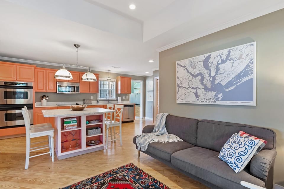 Pet Friendly, 2 blocks from Beach,  4 Bikes! (1916)