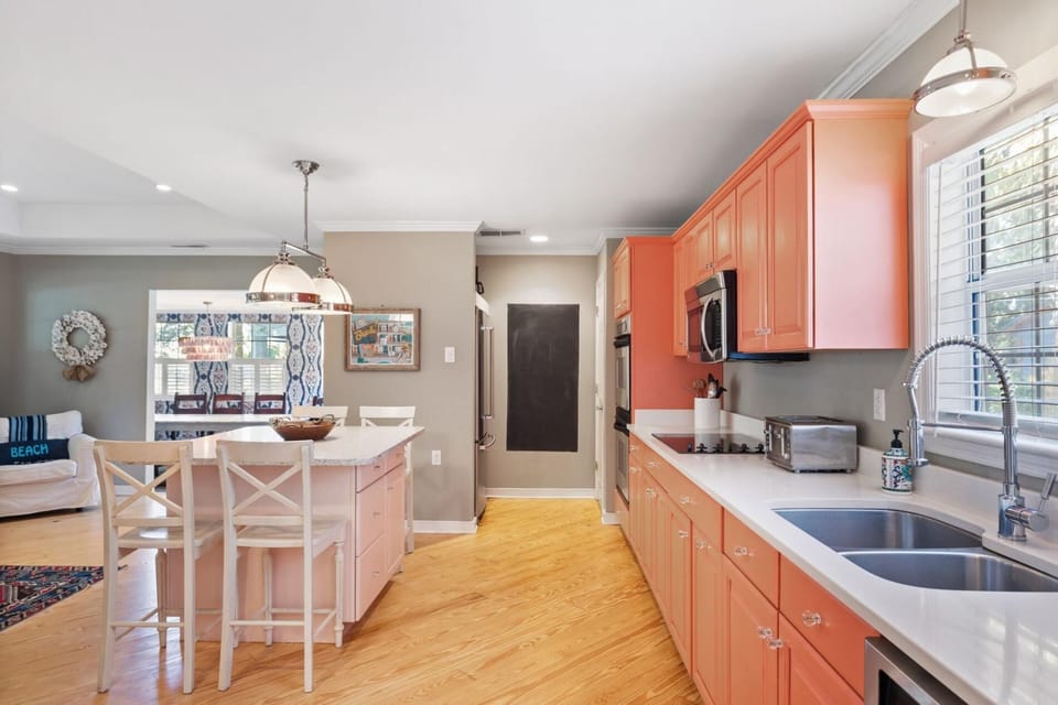 Pet Friendly, 2 blocks from Beach,  4 Bikes! (1920)
