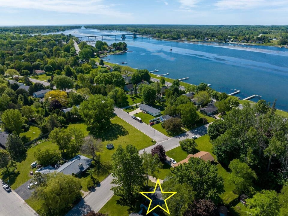 1/2 a block off the water and a 10-15 minute walk to downtown