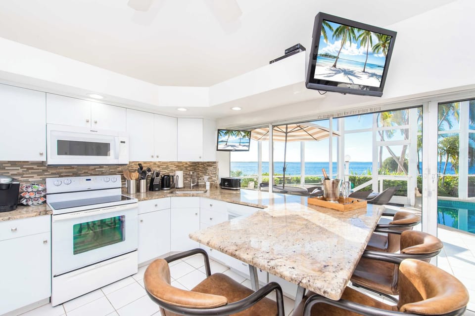 Full kitchen with modern appliances and peninsula seating for 4. 