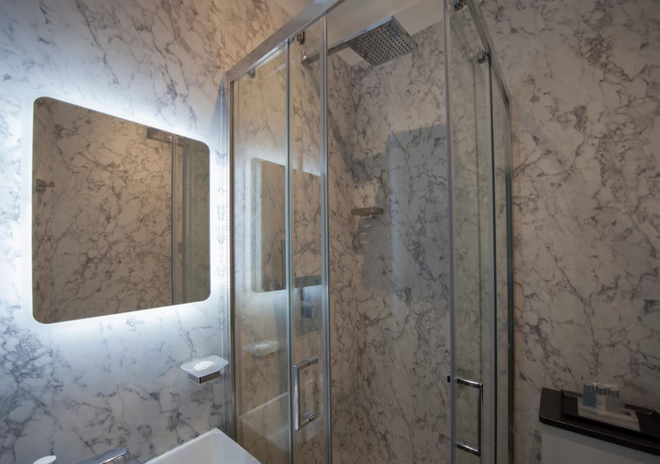 Double Room | Bathroom shower