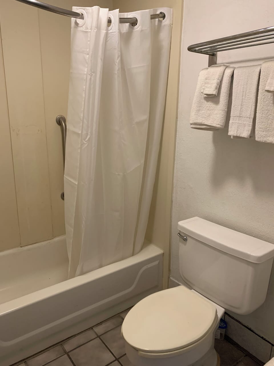 Basic Double Room | Bathroom | Eco-friendly toiletries, towels, soap, shampoo