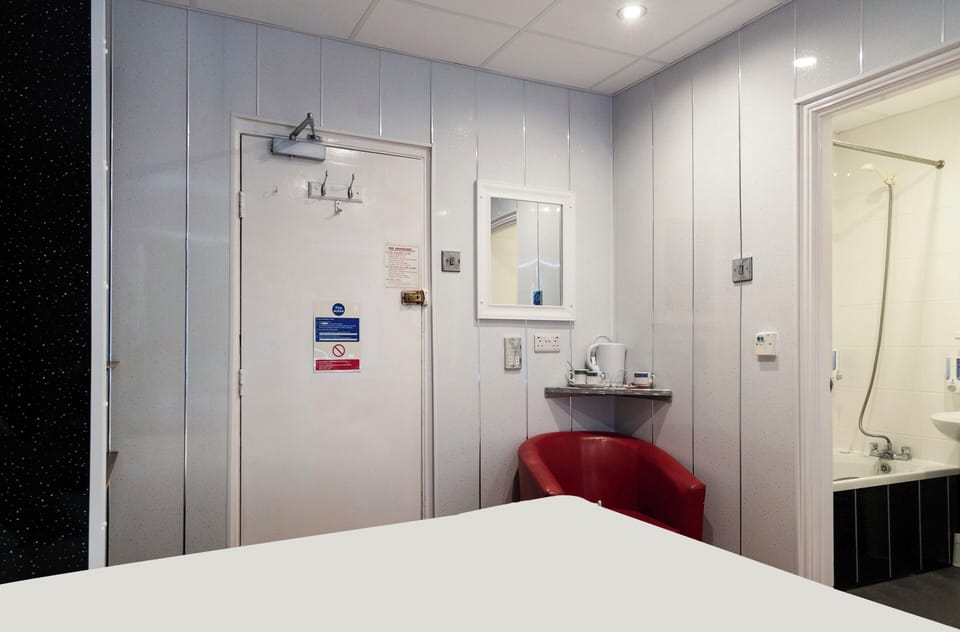 Standard Twin Room, 2 Twin Beds | Desk
