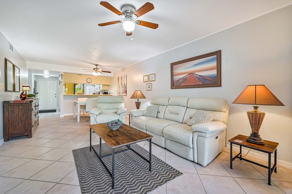 CT106 - Family room with comfortable seating, a flat screen TV and sliding doors to the screened in lanai and porch.