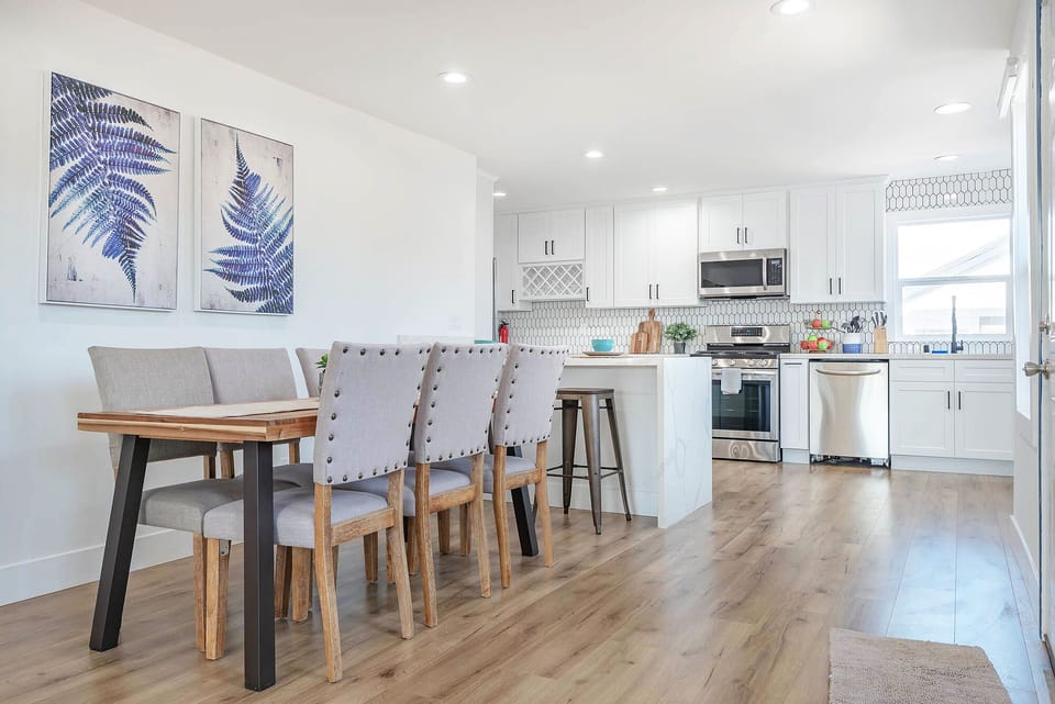 Cozy dining for 6 guests.
