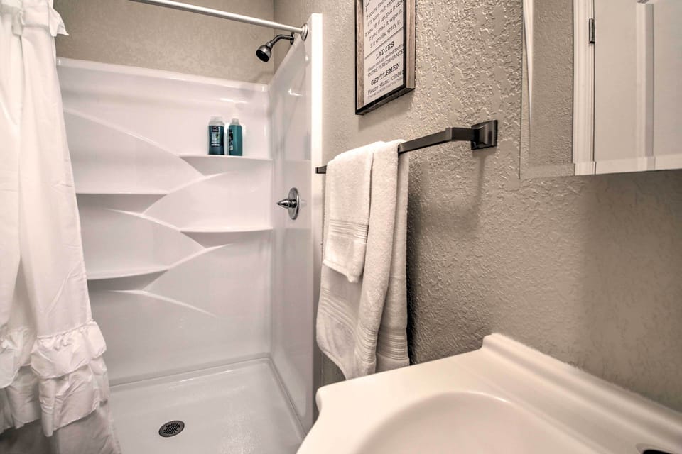 Full Bathroom | Walk-In Shower | Towels Provided