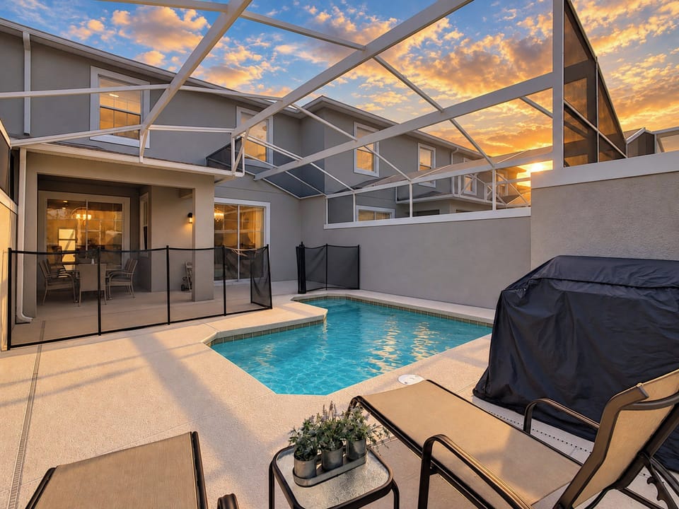 Screened Patio with Private Pool and Sun Loungers
