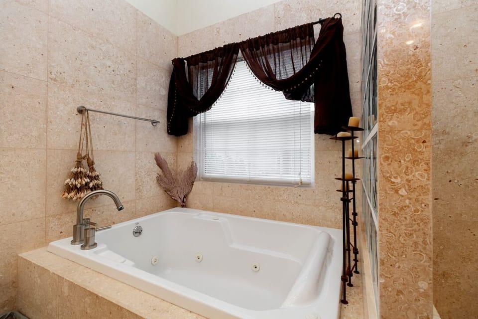 Soaking tub