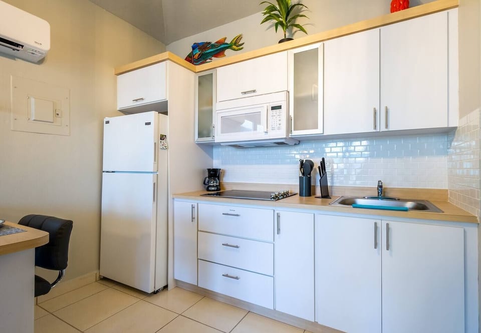 Kitchen: Bright space with modern touches, perfect for culinary adventures and intimate meals!