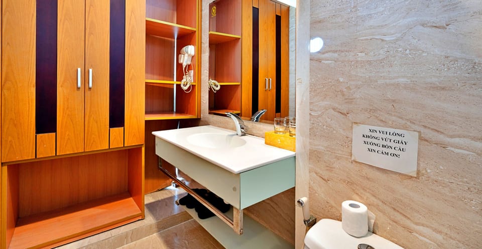 Deluxe Double Room, 1 Queen Bed | Bathroom | Free toiletries, slippers, soap, shampoo