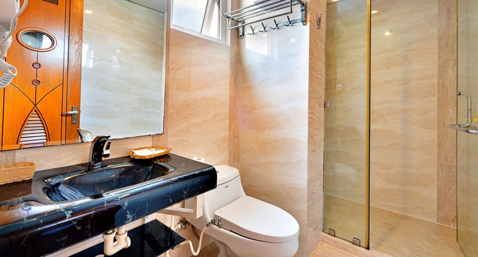 Superior Double Room | Bathroom | Free toiletries, slippers, soap, shampoo